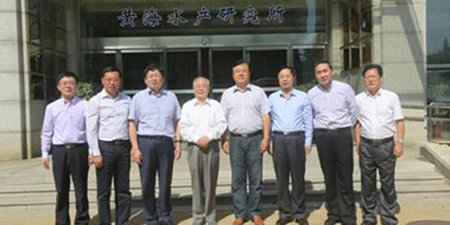 Kang-zhen yu, vice-ministre de l'agriculture, à l'institut de recherche sur la pêche en mer jaune de la base de démonstration de la pêche écologique